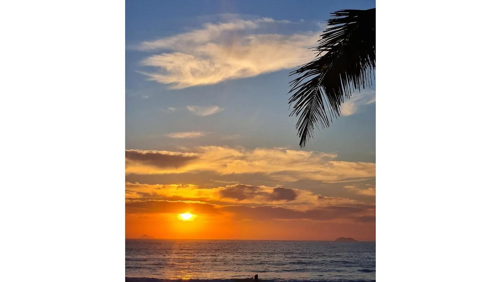 Apartamento Paraíso em Cabo Frio - Duplex Beira Mar com Piscina, Em frente a Praia do Peró - Cabo Frio, com AR, SmartTv, Wi-fi, Roupa de Cama e banho, Portaria 24 horas, Estacionamento, Completo