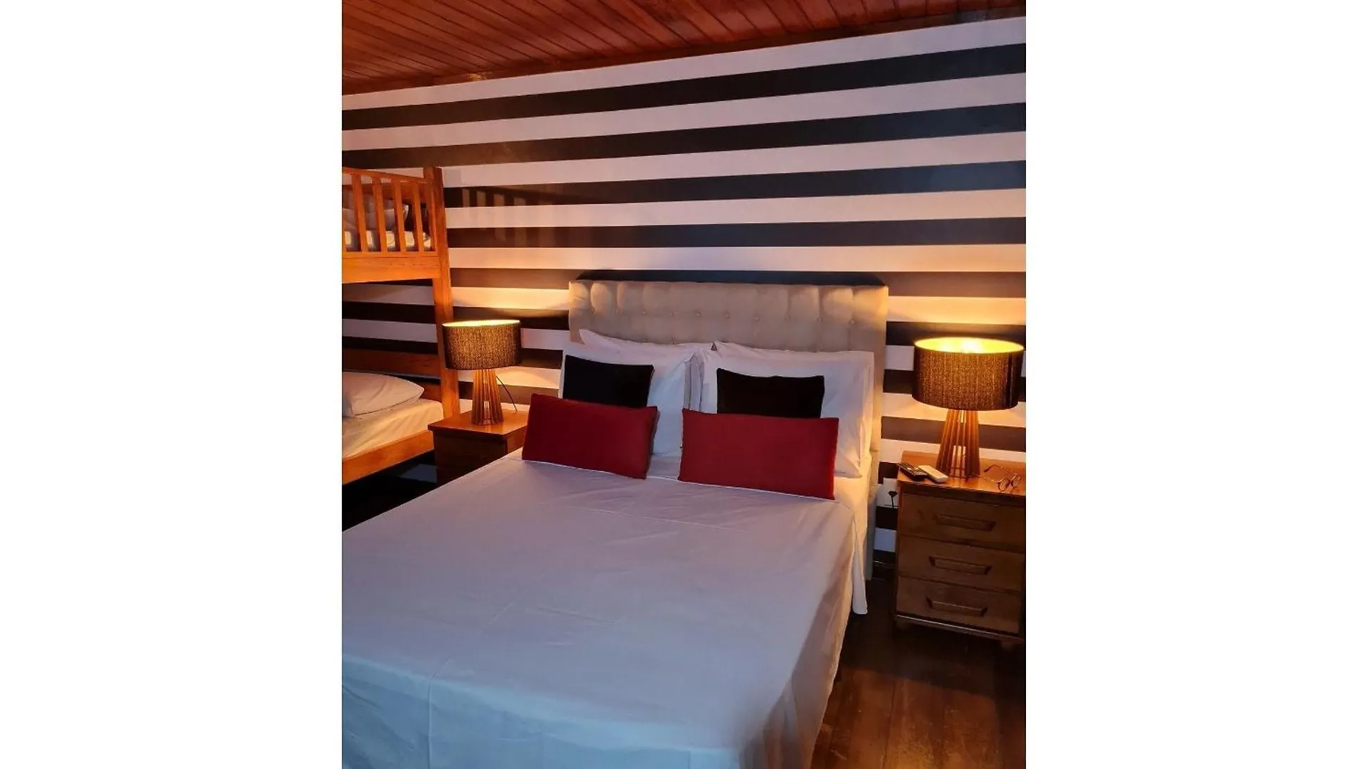 Paraíso em Cabo Frio - Duplex Beira Mar com Piscina, Em frente a Praia do Peró - Cabo Frio, com AR, SmartTv, Wi-fi, Roupa de Cama e banho, Portaria 24 horas, Estacionamento, Completo
