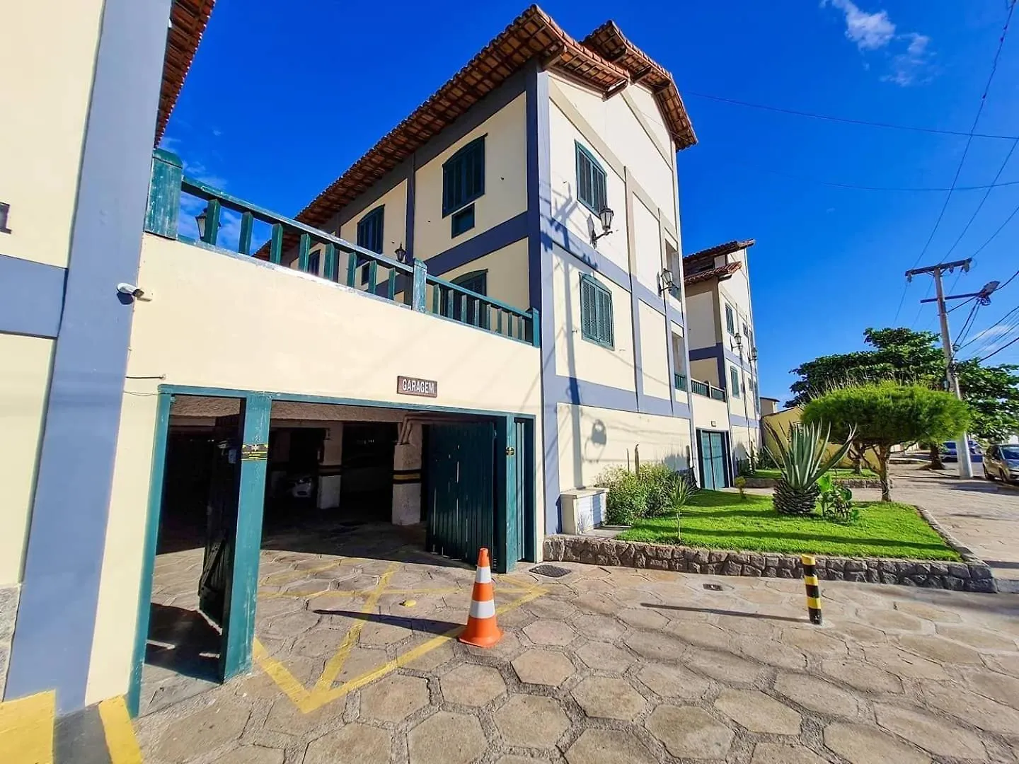 Apartamento Paraíso em Cabo Frio - Duplex Beira Mar com Piscina, Em frente a Praia do Peró - Cabo Frio, com AR, SmartTv, Wi-fi, Roupa de Cama e banho, Portaria 24 horas, Estacionamento, Completo