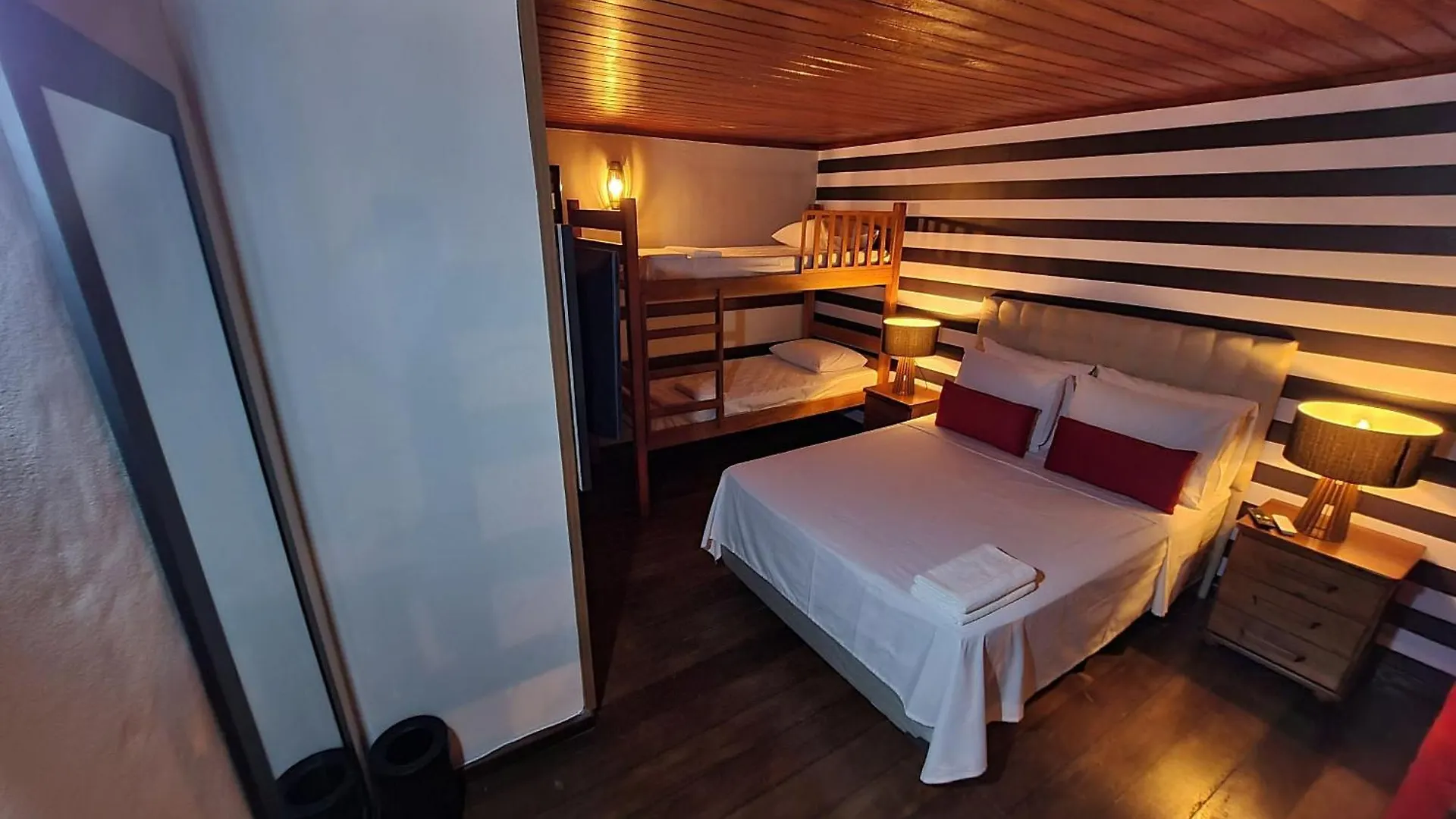 Apartamento Paraíso em Cabo Frio - Duplex Beira Mar com Piscina, Em frente a Praia do Peró - Cabo Frio, com AR, SmartTv, Wi-fi, Roupa de Cama e banho, Portaria 24 horas, Estacionamento, Completo